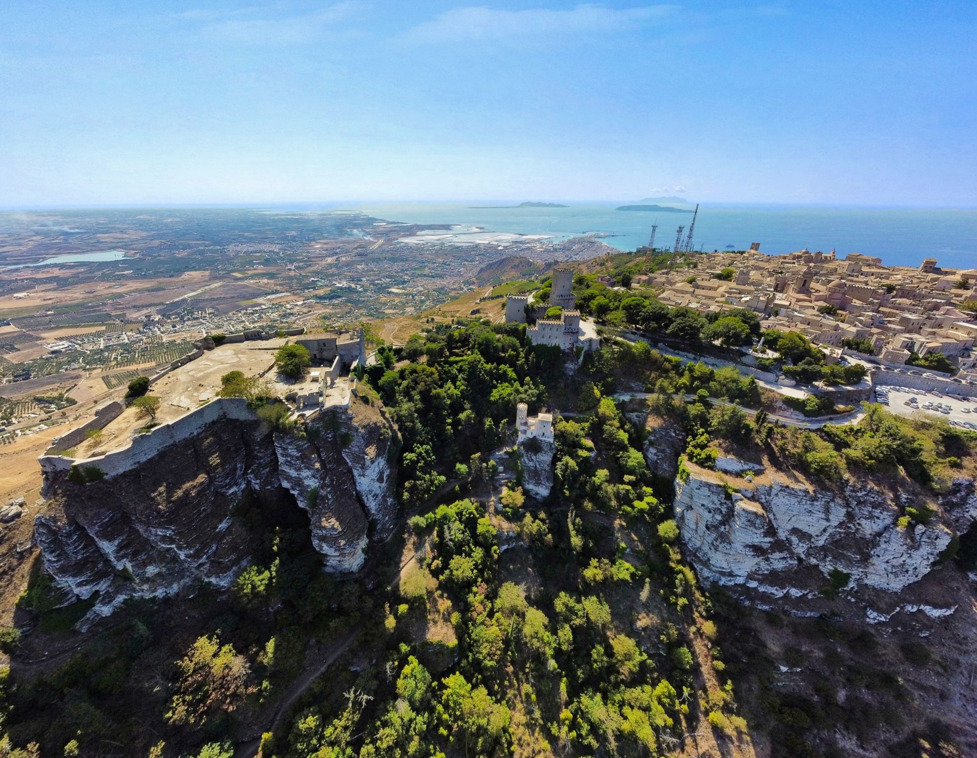Veduta dall’alto del Castello di Venere e del borgo di Erice