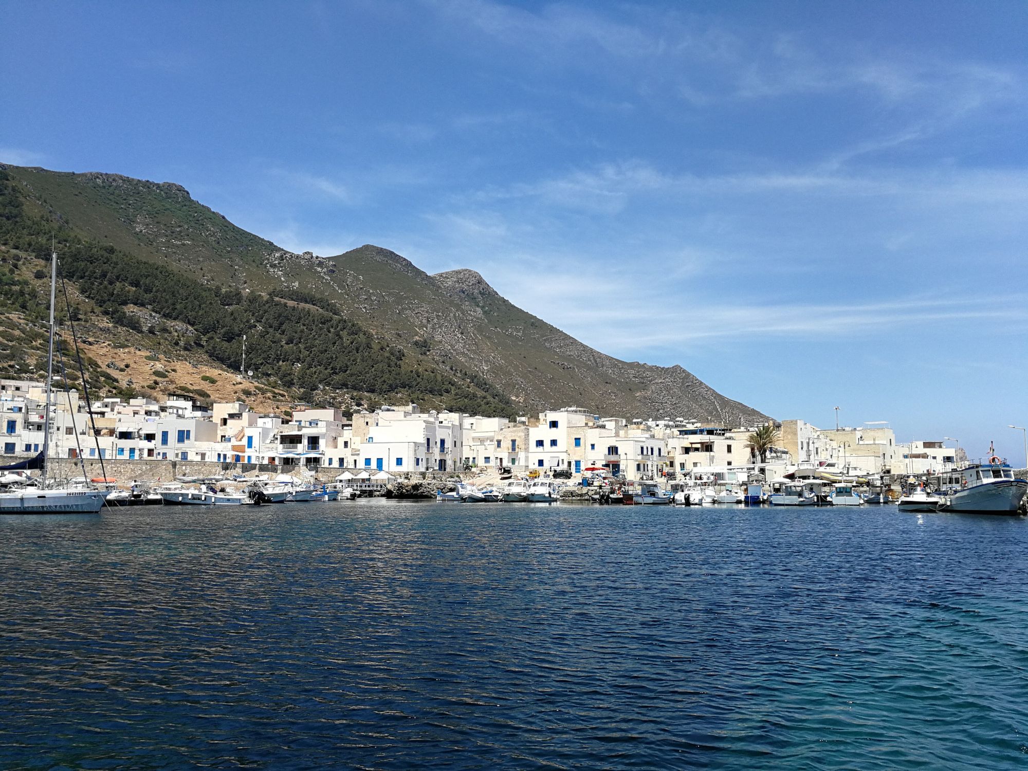 Il porto e il borgo di Marettimo con la montagna alle spalle