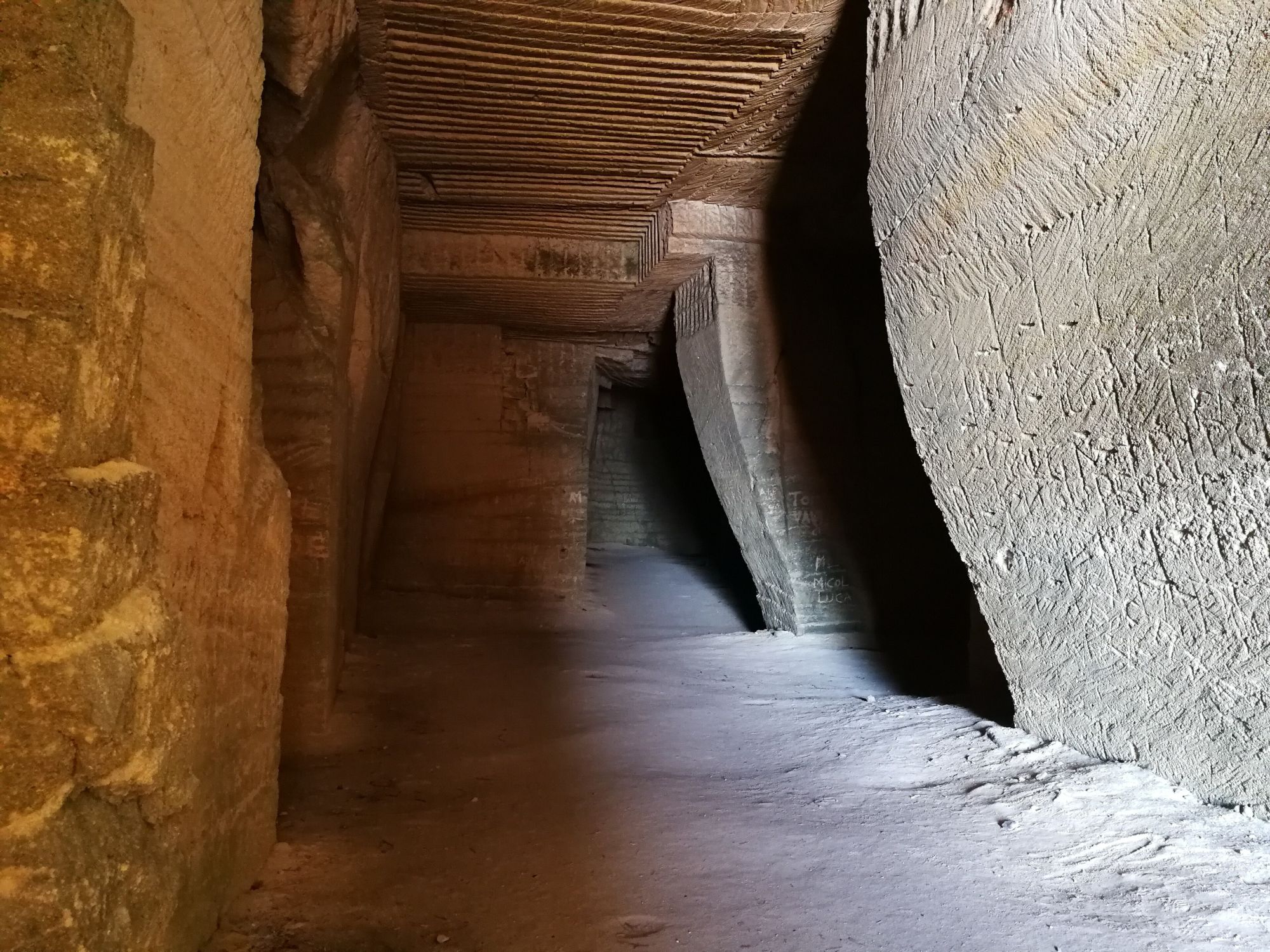 Una cava di tufo scavata nella roccia a Favignana