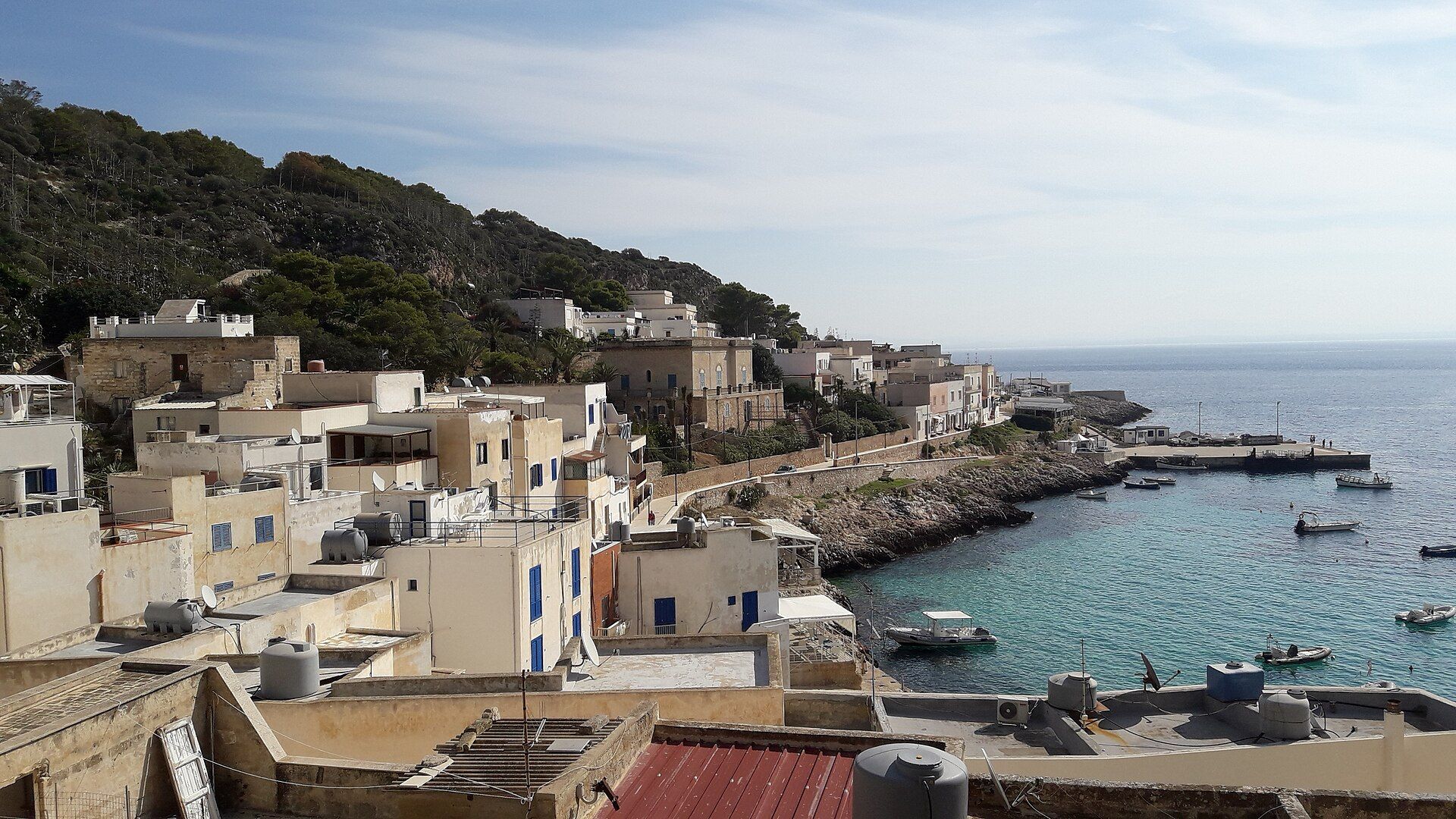 Il borgo bianco di Levanzo e il porto