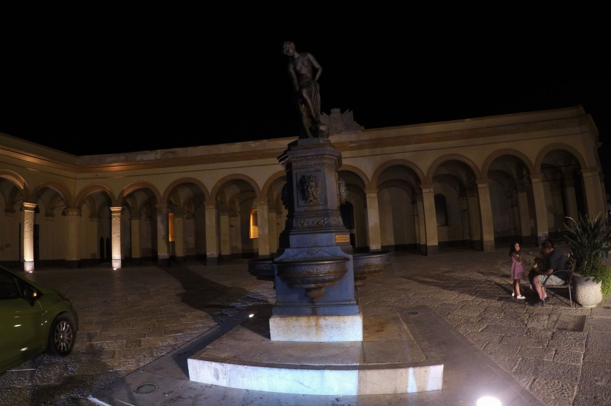 Piazza Mercato del Pesce a Trapani con la fontana e il porticato