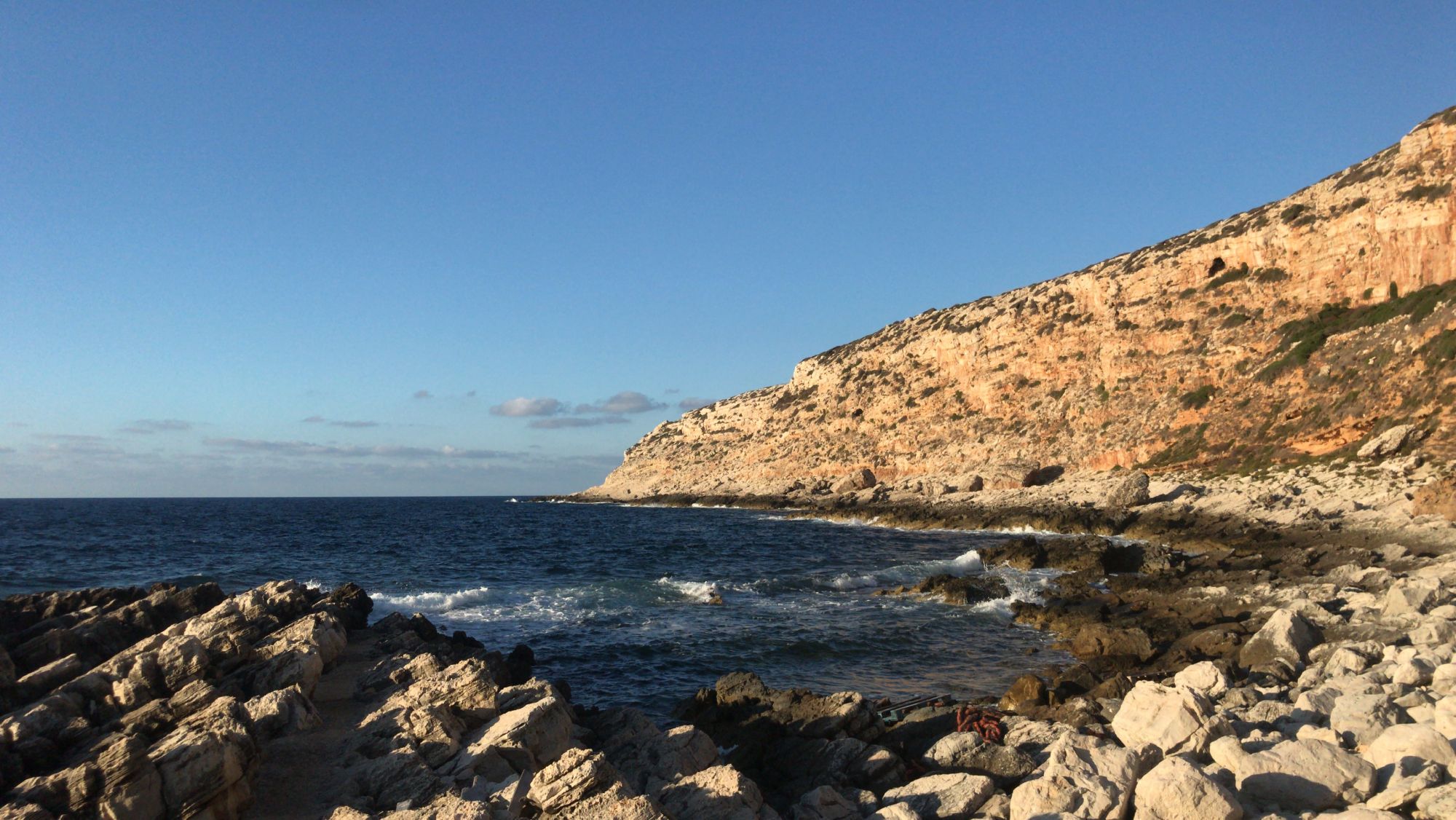 La costa rocciosa di Levanzo vicino alla Grotta del Genovese