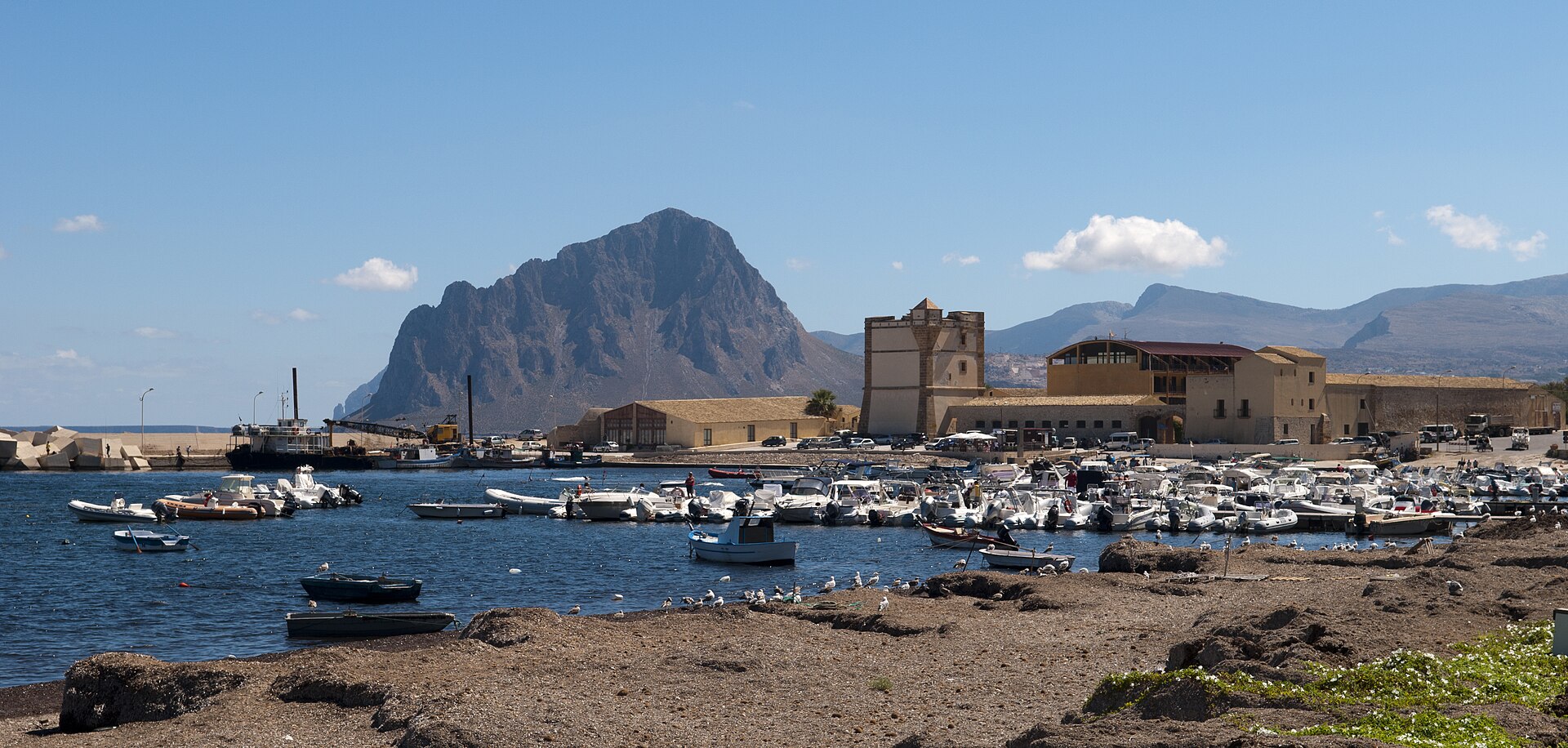La Tonnara di Bonagia sul porticciolo con il Monte Cofano alle spalle