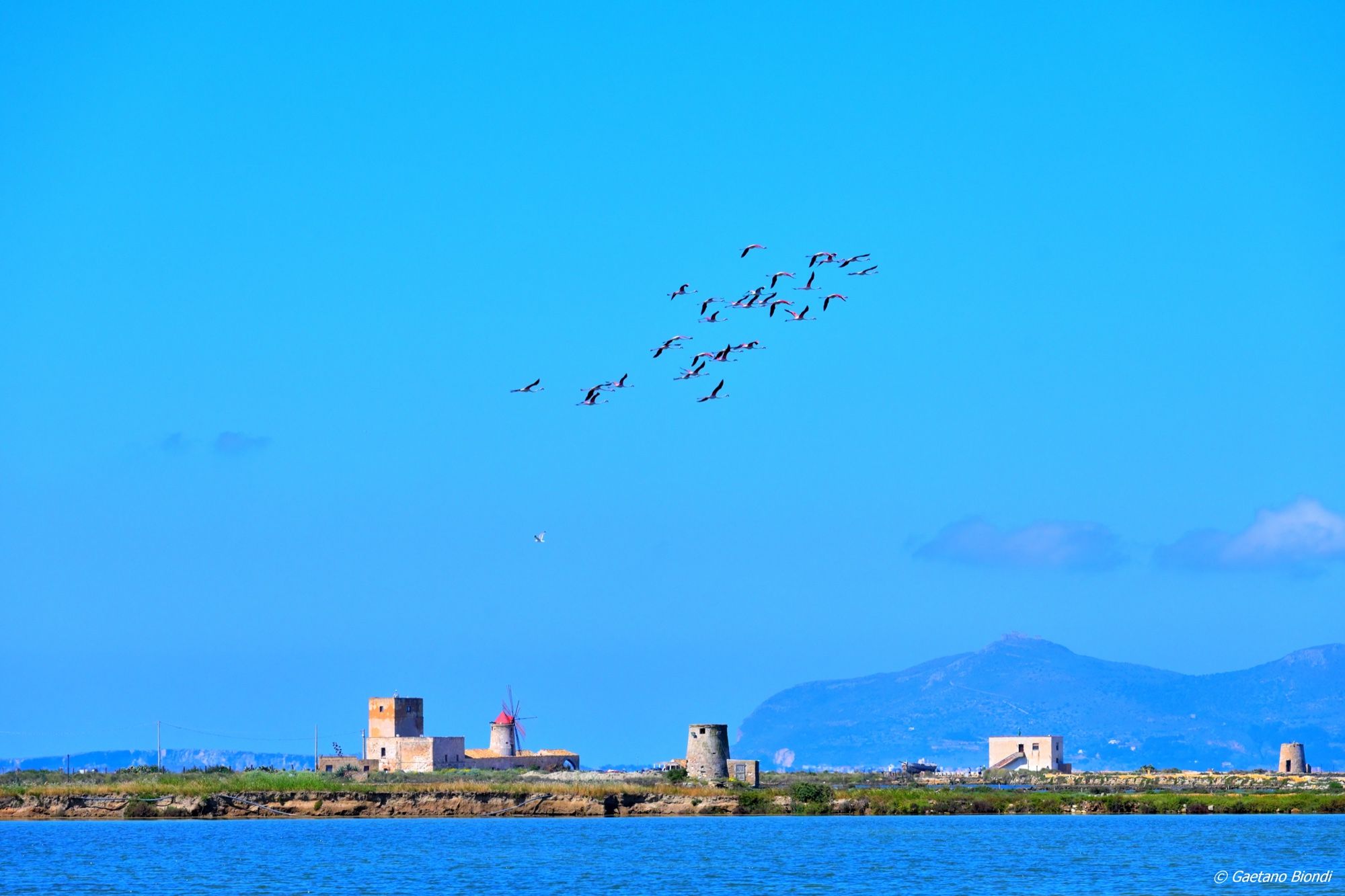 Le saline di Nubia con la torre e il mulino sotto un cielo azzurro