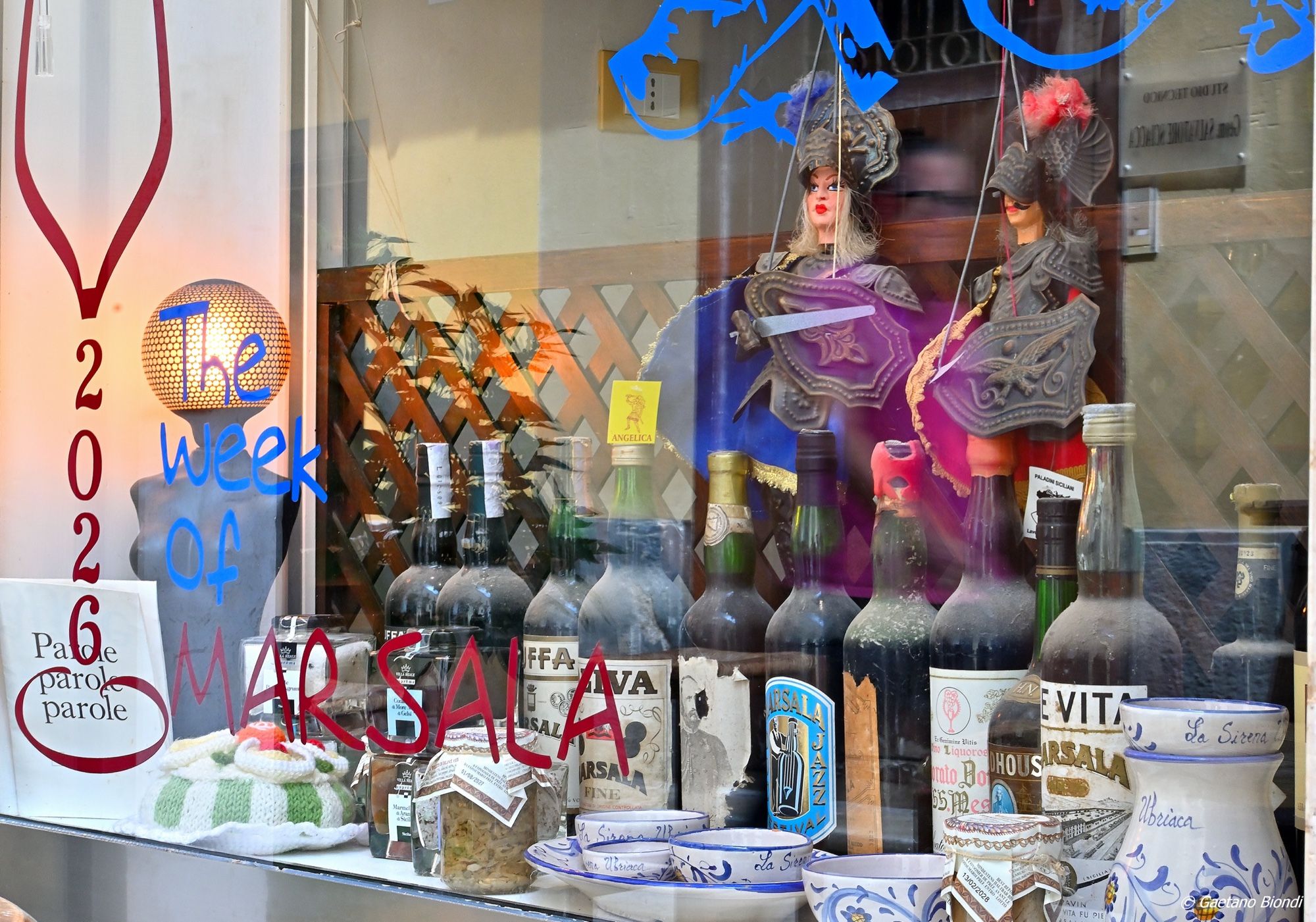 Vetrina di un’enoteca nel centro di Marsala con bottiglie d’epoca