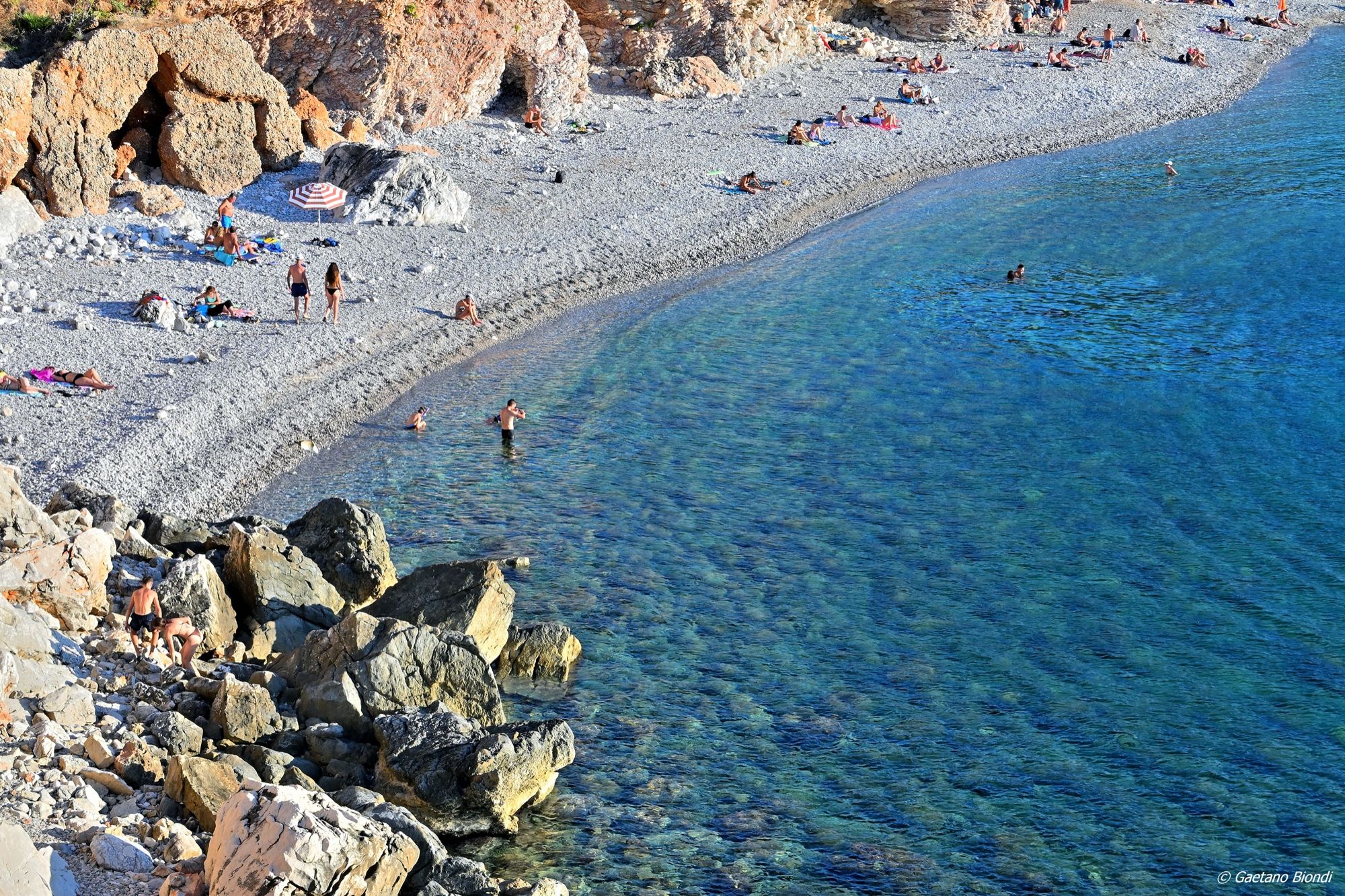 Cala dai ciottoli bianchi e acqua turchese sulla costa di San Vito Lo Capo