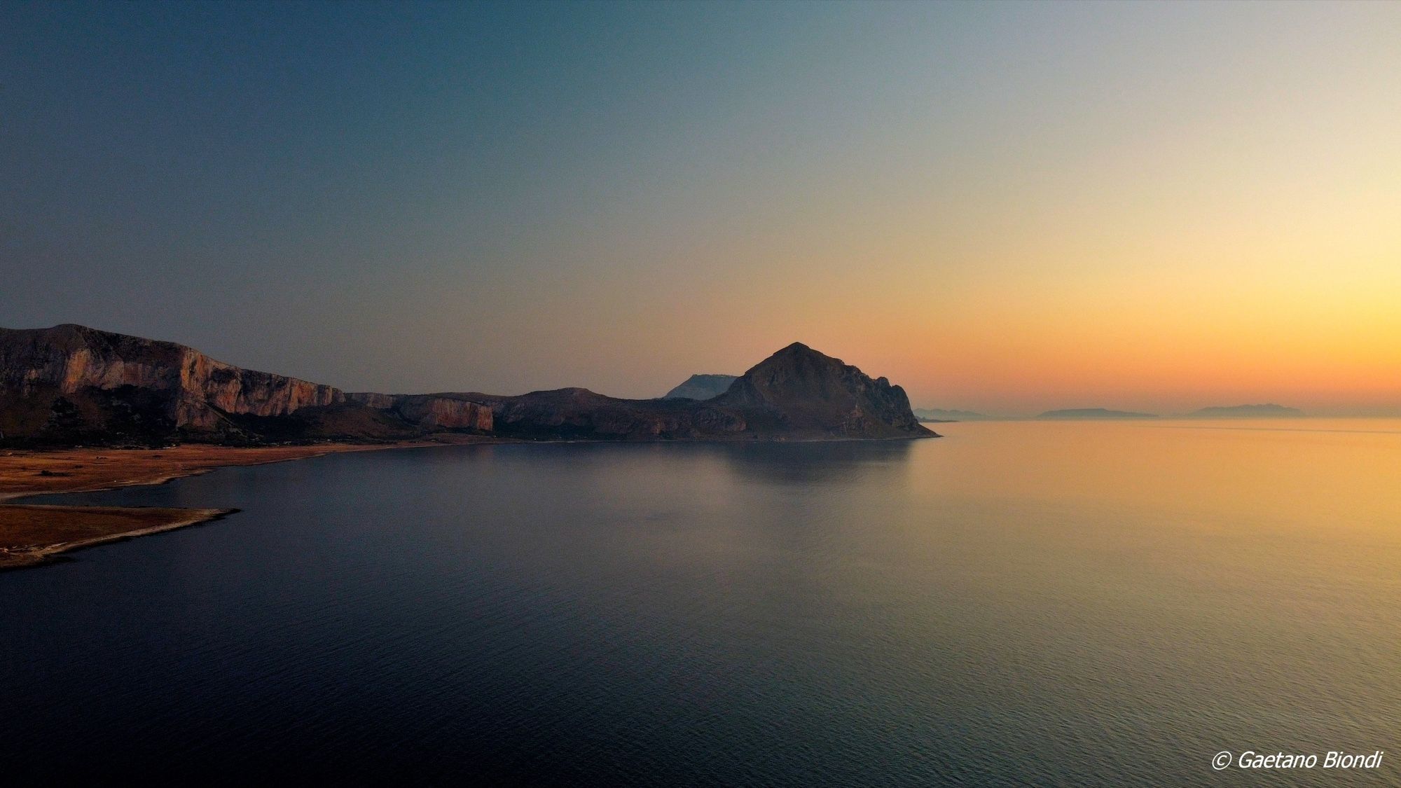 Il Monte Cofano al tramonto sul golfo di Macari