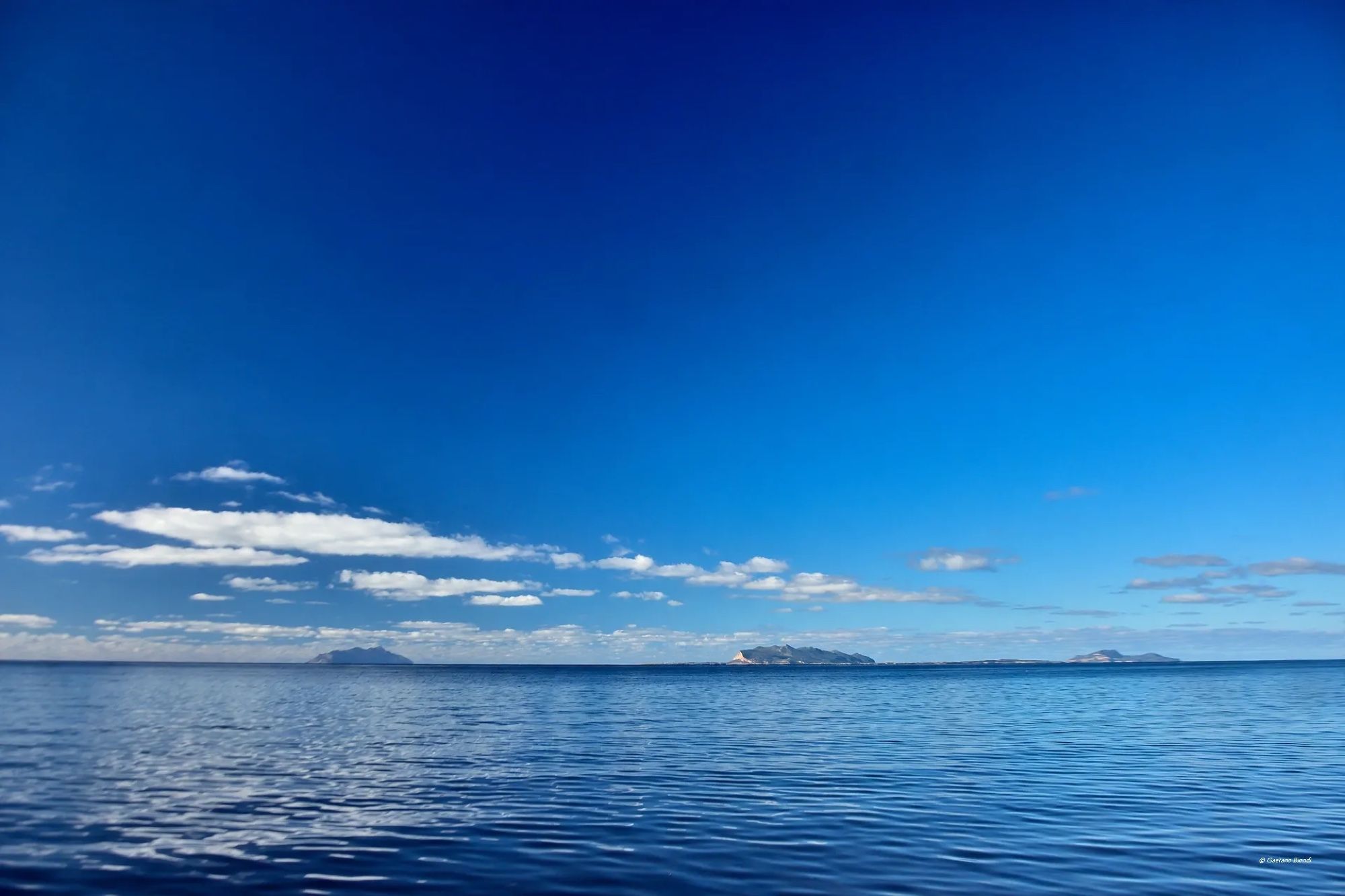 Il mare aperto con le isole Egadi all’orizzonte