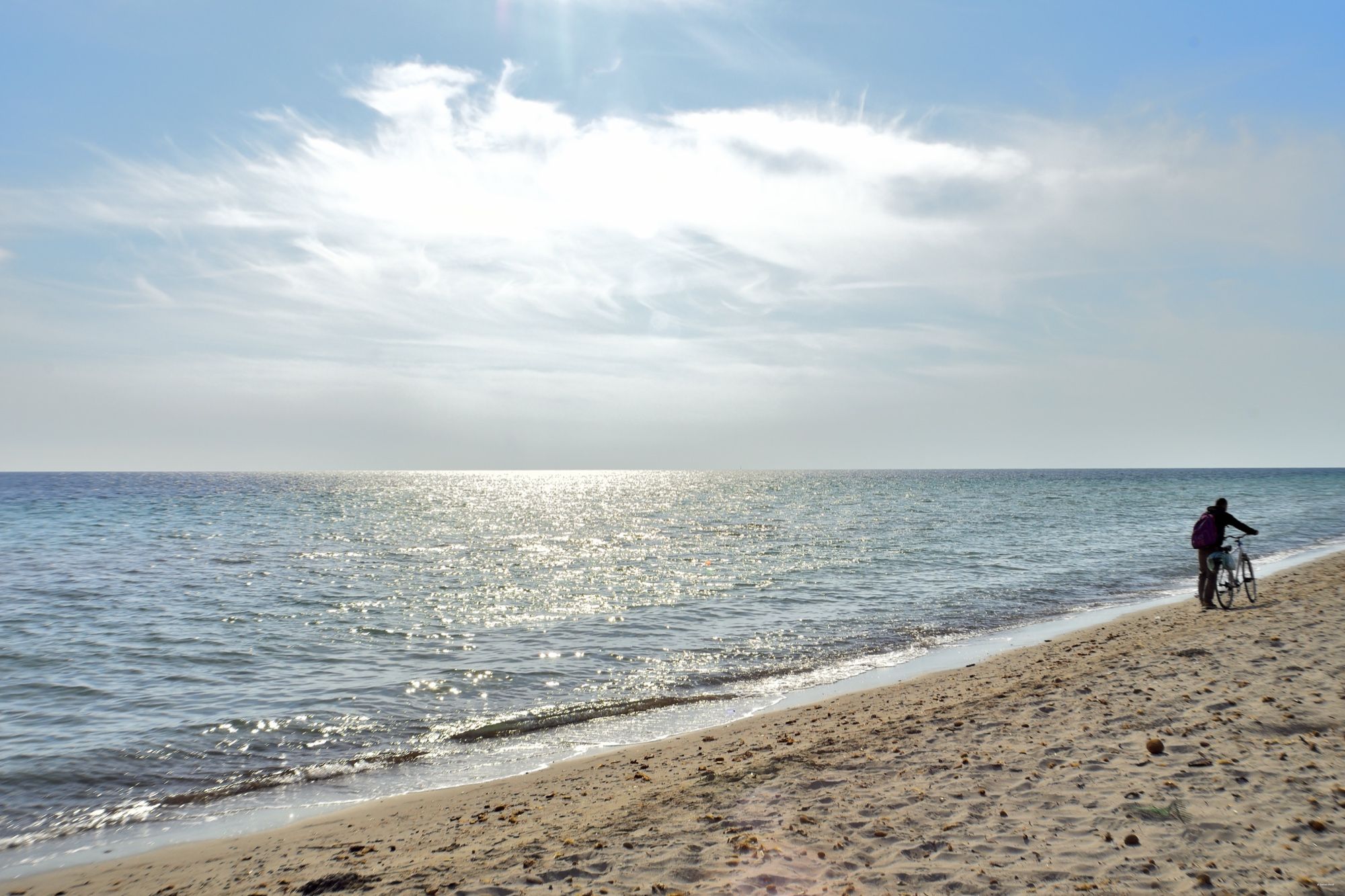 Ciclista sulla spiaggia di Capo Feto a Petrosino