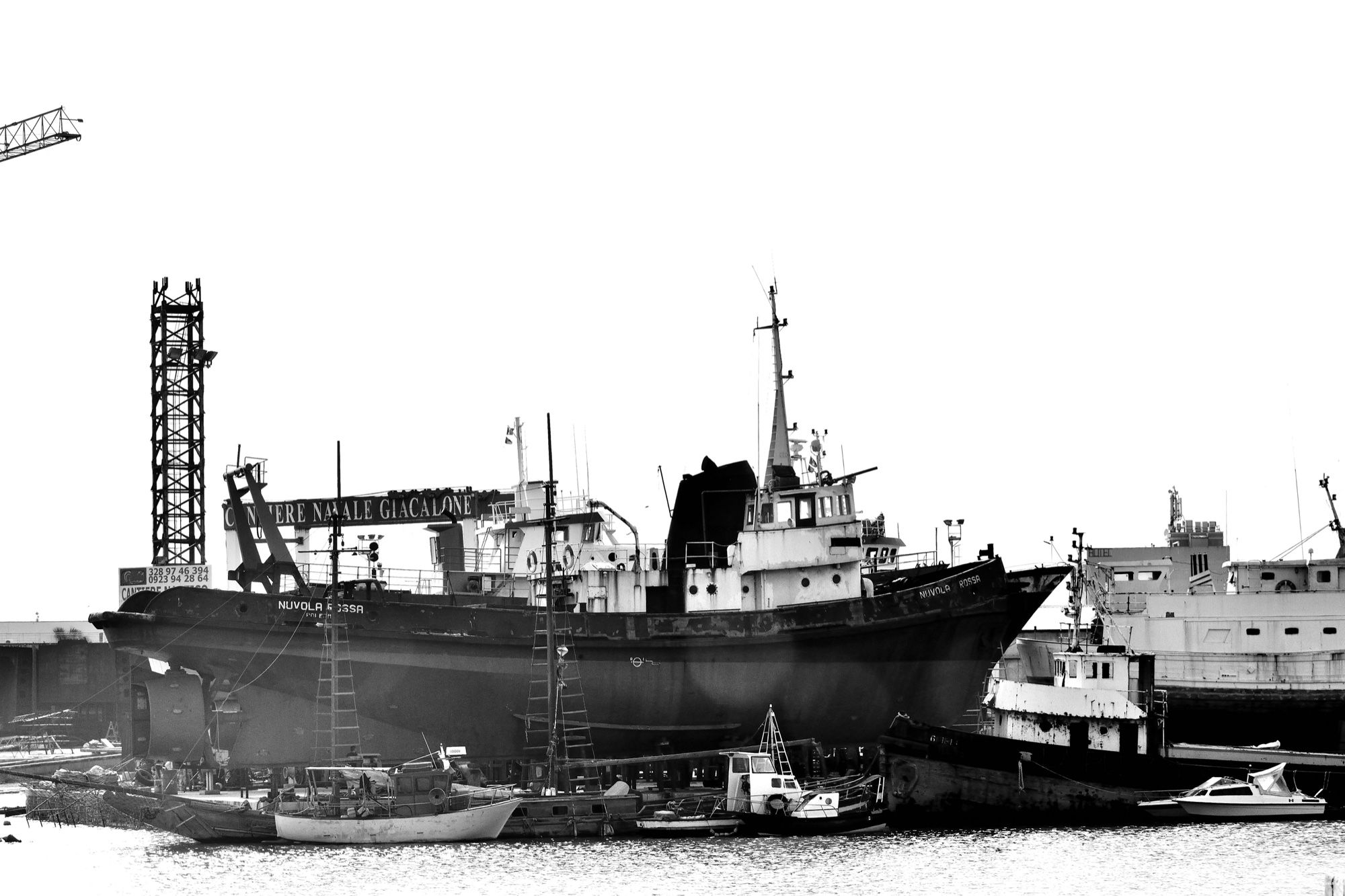 Peschereccio in cantiere nel porto di Mazara del Vallo